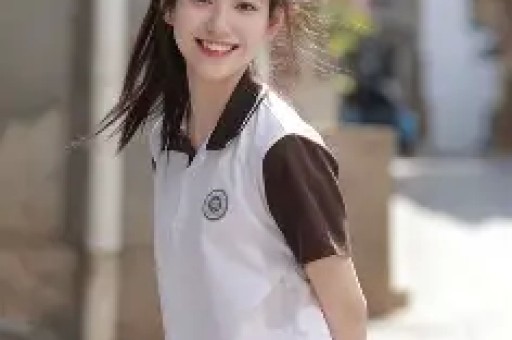 杨幂微博之夜造型引爆热搜！深紫缎面礼服配蓝宝石项链惊艳全场岁月不败美人话题阅读量破五亿！