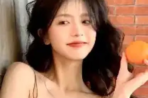 迪丽热巴深V造型登热搜引争议粉丝心疼担心走光审美讨论激烈