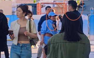 曝网红“猴哥”新恋情！与女伴当街暧昧女方颜值碾压前妻