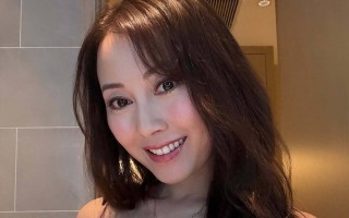 香港知名女星秀丰满身材险走光被指修图严重真人和照片两个样
